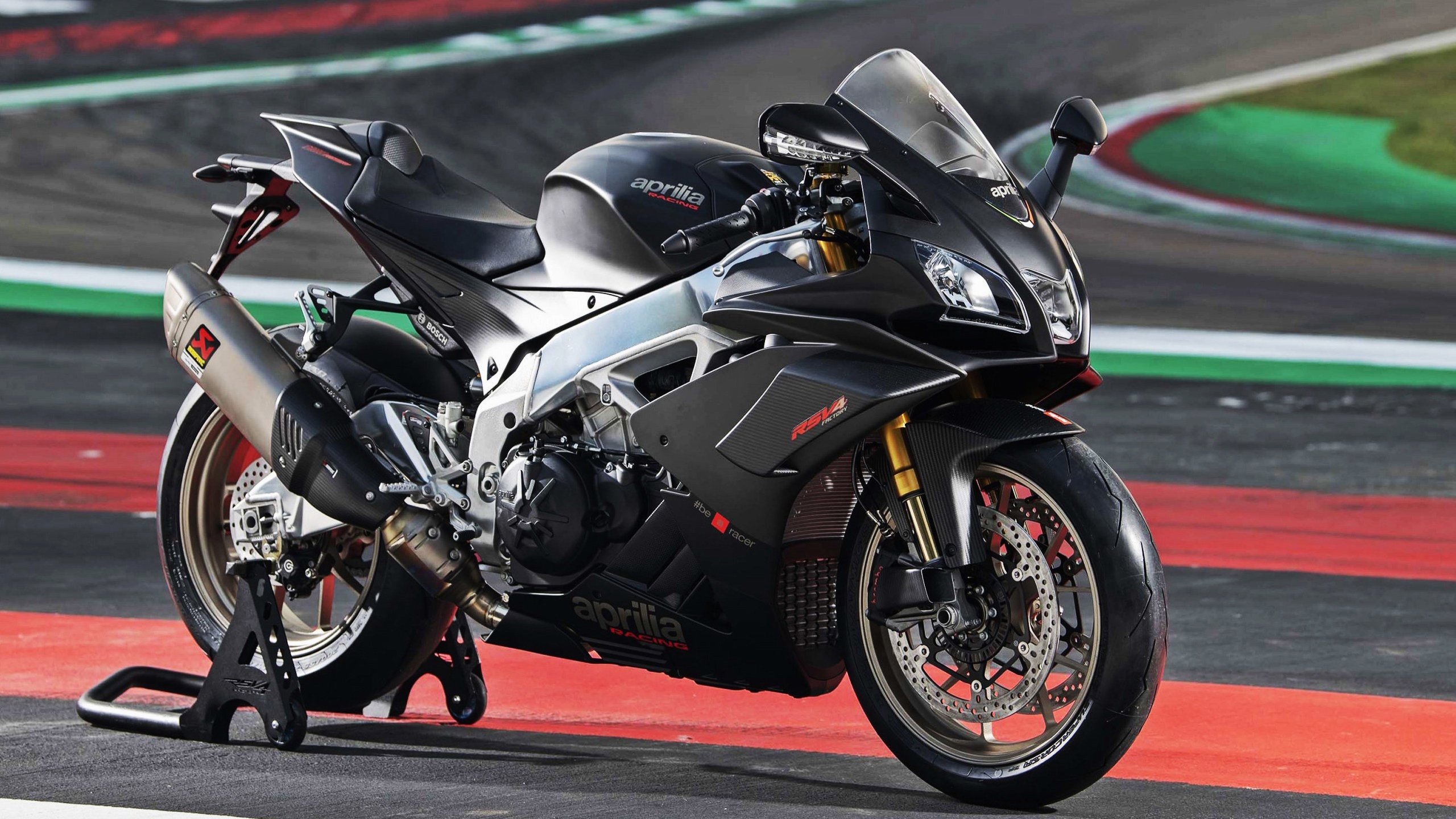 爱游戏综合娱乐-乌拉圭队门将费尔南德斯在巴黎奥运会上展现出高水平的扑救能力