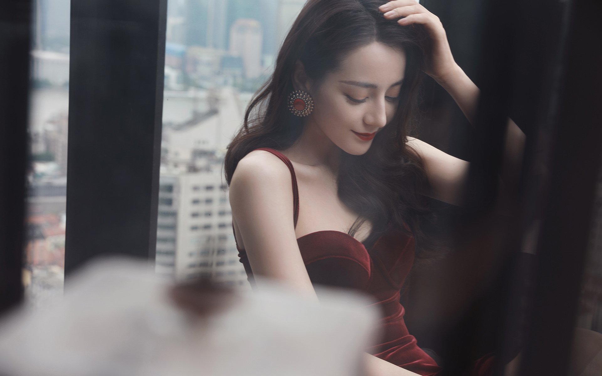 爱游戏中国官方网站平台-英超争冠激烈：胜负变幻无常，悬念不断，英超冠军争夺