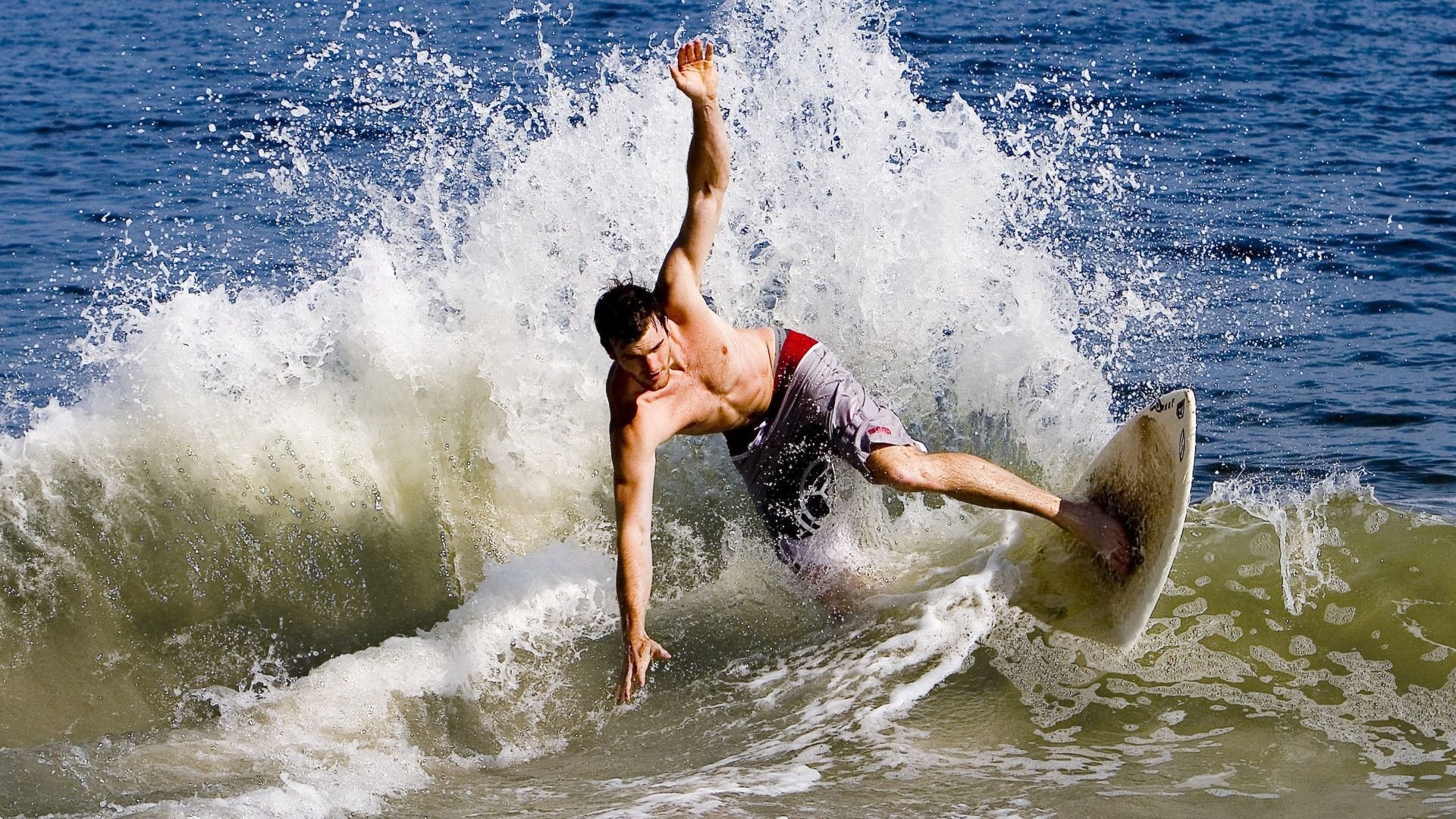 《坦克世界》全球总决赛与《战争雷霆》线上锦标赛的军事游戏电竞之路